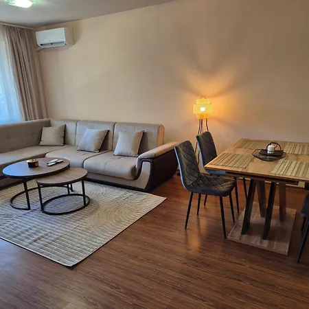 Melania In Complex Royal Towers Апартамент