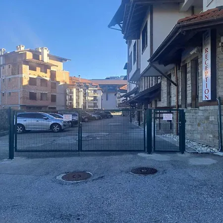 Melania In Complex Royal Towers バンスコ