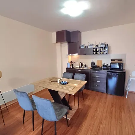 Melania In Complex Royal Towers Apartamento