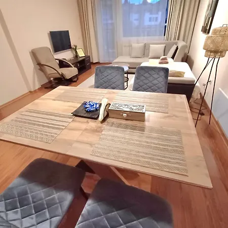 Melania In Complex Royal Towers * バンスコ