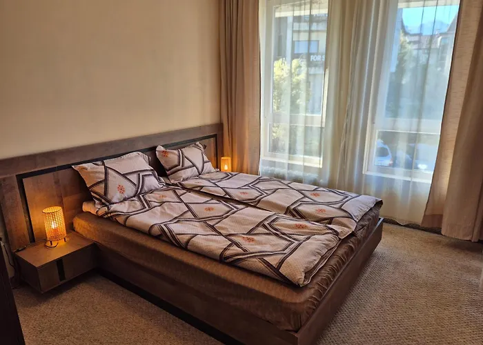 Melania In Complex Royal Towers * 班斯科