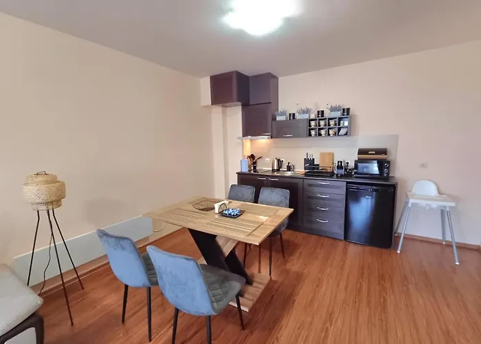 Melania In Complex Royal Towers 公寓