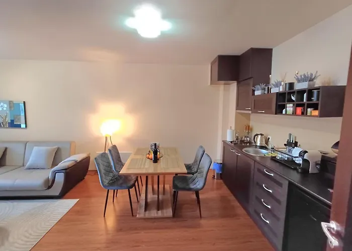 Melania In Complex Royal Towers 公寓 *