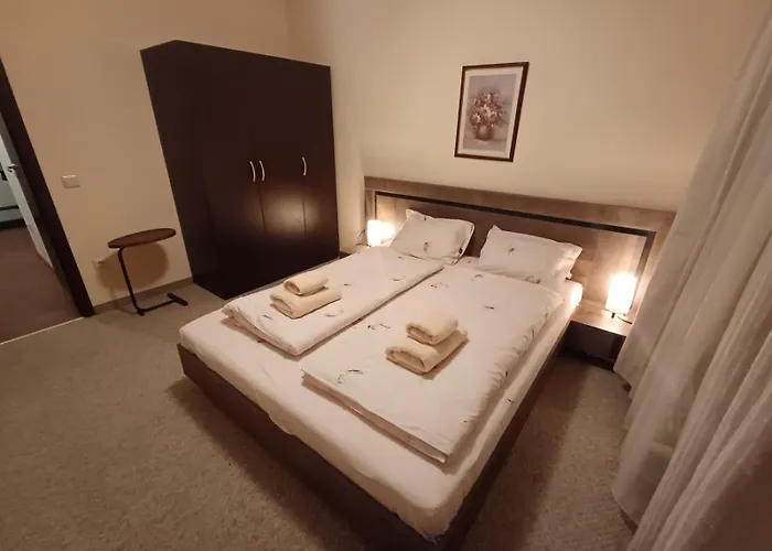 Melania In Complex Royal Towers 班斯科