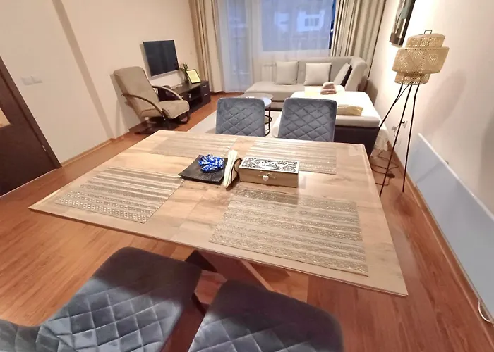 Melania In Complex Royal Towers * 班斯科