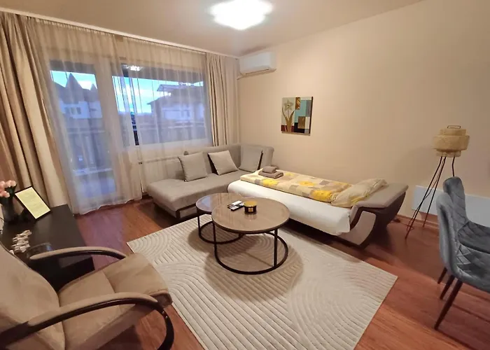 Melania In Complex Royal Towers 公寓 *